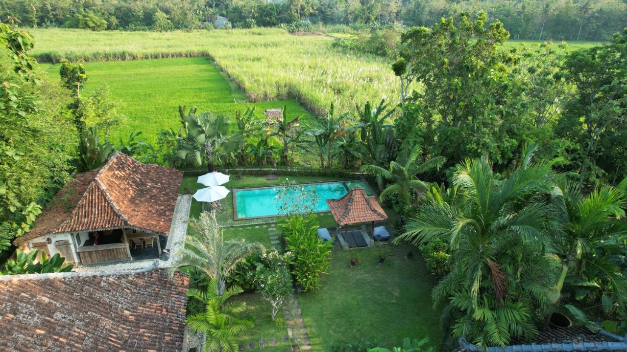 Blue Garden Yogyakarta Hotel Bangunjiwo Exterior photo